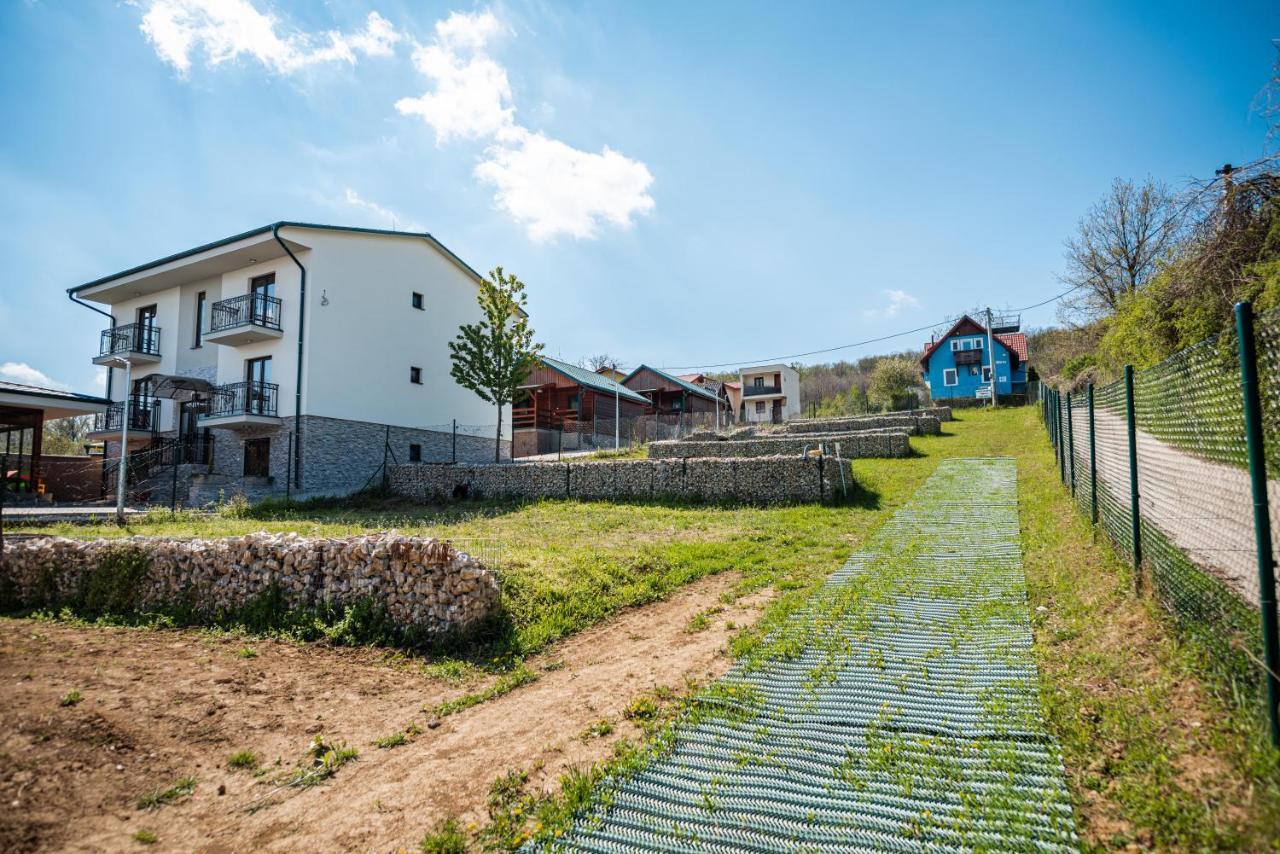 Hotel Gabion Garden à Podhájska Extérieur photo